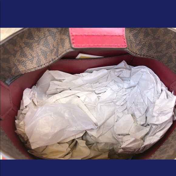 Gaby’sBags👜💕- NWT Michael Kors Crossbody - Picture 3 of 4